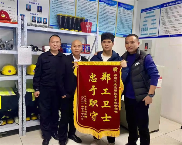 弘盛喜报 | 榜样催人奋进，服务照暖人心