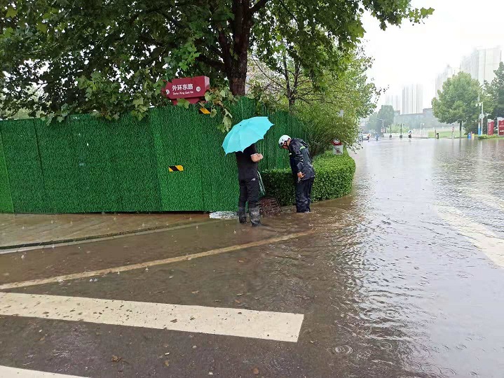 暴雨突袭，泛滥成河-挺住！物业公司在身边