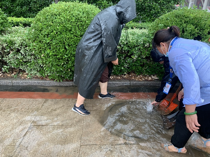 暴雨突袭，泛滥成河-挺住！物业公司在身边