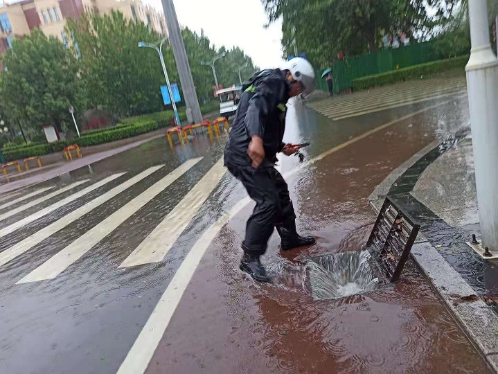 暴雨突袭，泛滥成河-挺住！物业公司在身边