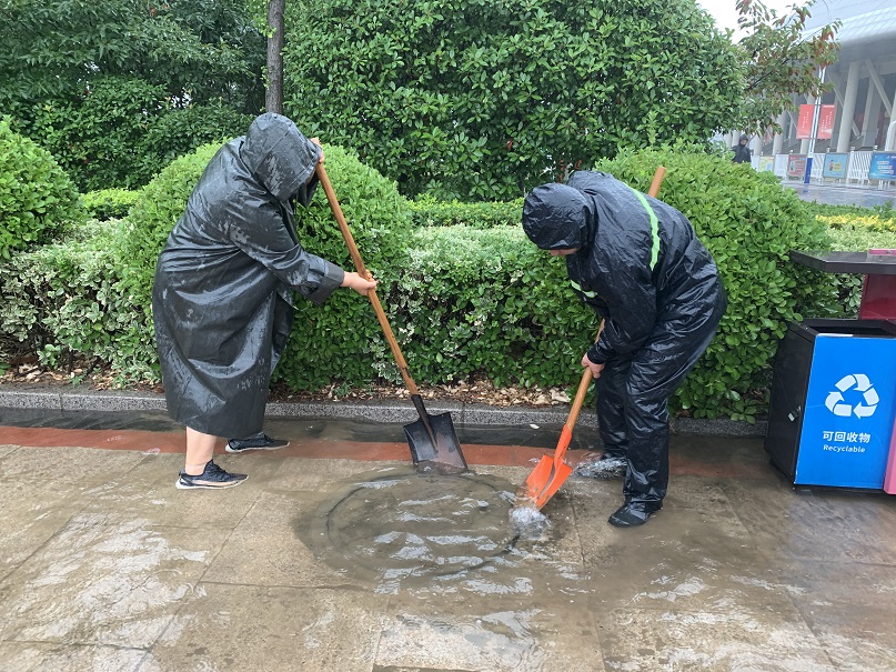 暴雨突袭，泛滥成河-挺住！物业公司在身边