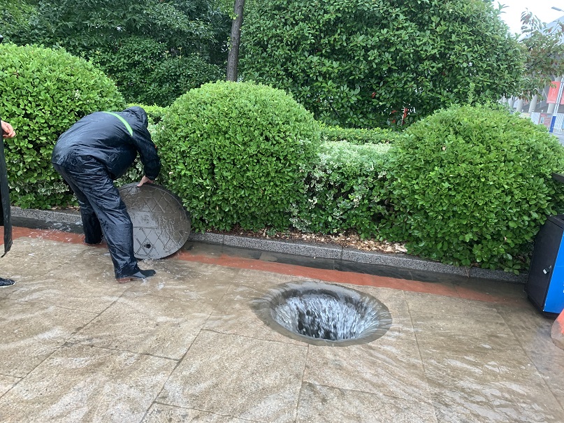 暴雨突袭，泛滥成河-挺住！物业公司在身边