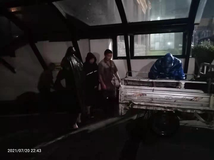 暴雨突袭，泛滥成河-挺住！物业公司在身边