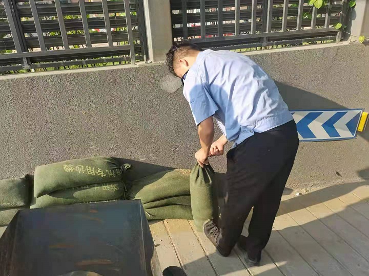 暴雨突袭，泛滥成河-挺住！物业公司在身边