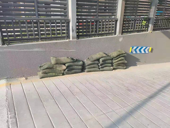 暴雨突袭，泛滥成河-挺住！物业公司在身边