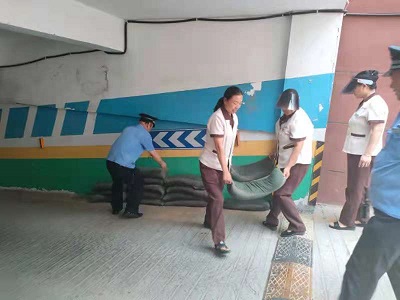暴雨突袭，泛滥成河-挺住！物业公司在身边