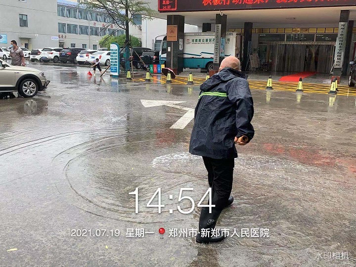 暴雨突袭，泛滥成河-挺住！物业公司在身边