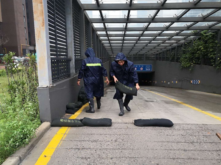 暴雨突袭，泛滥成河-挺住！物业公司在身边