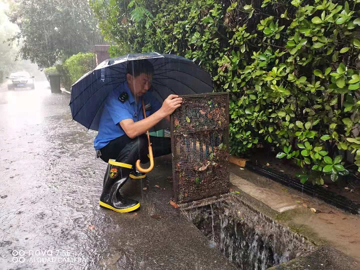 暴雨突袭，泛滥成河-挺住！物业公司在身边