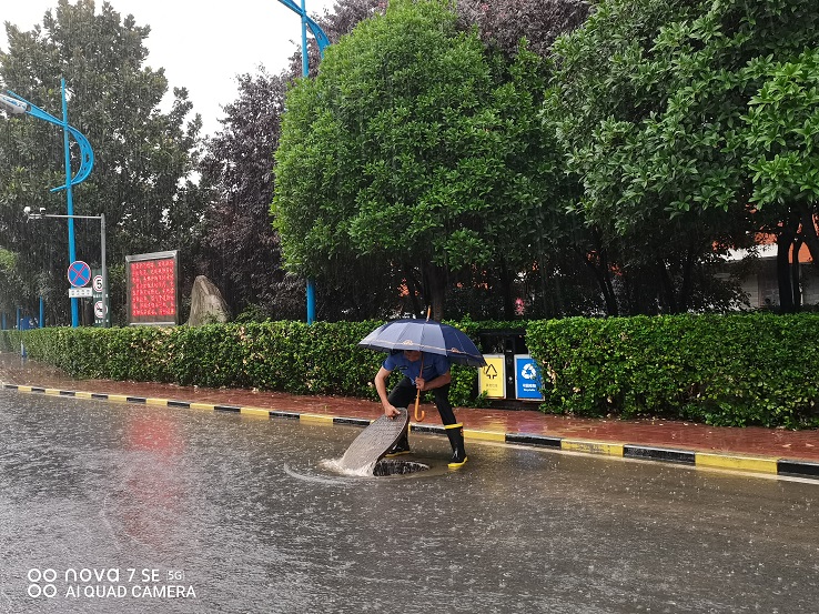 暴雨突袭，泛滥成河-挺住！物业公司在身边