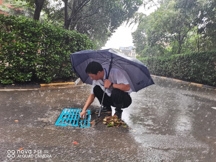 暴雨突袭，泛滥成河-挺住！物业公司在身边