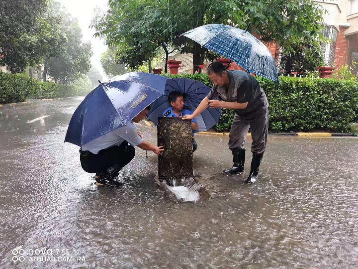 暴雨突袭，泛滥成河-挺住！物业公司在身边