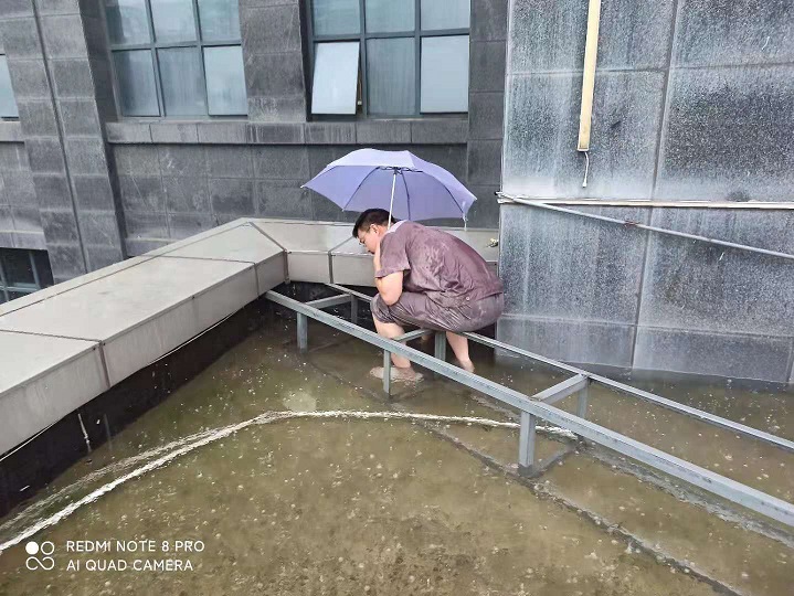 暴雨突袭，泛滥成河-挺住！物业公司在身边